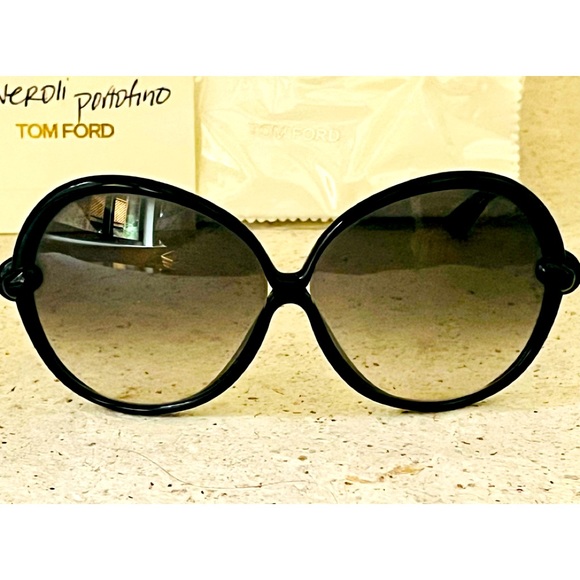 Tom Ford Accessories - Tom Ford black round oversized sunglasses w/ grey gradient optics/leather case